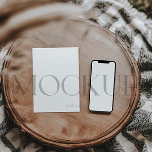Mockup di biglietti e telefono Boho, mockup di smartphone e biglietti di auguri, mockup di biglietti per baby shower PSD, mockup di biglietti 5x7 modificabili e mockup di iPhone CP2
