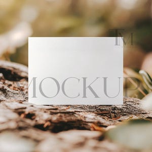 Mockup di biglietto neutro 7x5, mockup di biglietto con paesaggio forestale, mockup di invito di compleanno, mockup di biglietto di invito orizzontale, mockup di biglietto di auguri CP2