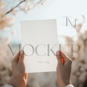 Hochzeitskarte Mockup, 5x7 Karten Mockup, Grußkarte Mockup, In Händen Mockup, Minimalistisches Einladung Mockup, Hand Karte Mockup, 5x7 Mockup