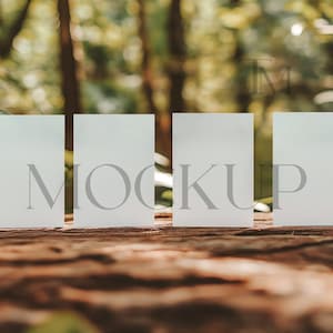 Mockup di set di carte 5x7, Mockup di carte per giochi sotto la doccia, Set di 4 carte Mockup, Mockup di sfondo per prodotti da campeggio, Mockup PSD di carte 5x7 forestali CP2