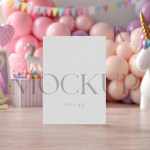 5X7 Grußkarten Mockup, Mädchen Geburtstags-Einladungs Mockup, Rosa Babyparty Mockup, Luftballons 5x7 Karten Mockup, Einhorn Einladung Mockup PSD