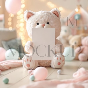 Maqueta de cumpleaños de bebé con gatito, maqueta de tarjeta editable de 5 x 7, maqueta de invitación de 5 x 7 en colores pastel, maqueta de tarjeta de felicitación en formato PSD, maqueta de baby shower adorable