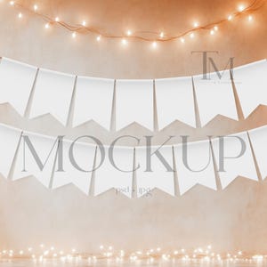 Puede incluir: Una maqueta de una pancarta blanca con una cadena de luces de fondo. La pancarta está colgada de una cuerda y tiene la palabra "MOCKUP" escrita en ella.
