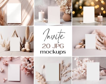 Pode incluir: Um conjunto de 20 maquetes de cartão de convite em branco com vários fundos e adereços em tons neutros, incluindo flores secas, velas e tecido. O texto "Invite 20 JPG Mockups" é exibido no centro da imagem.