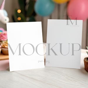 Zwei 5x7 Karten Rosa Mockup, doppelseitiges Kartenmodell, 1. Geburtstagskarte Mockup, Babyparty einladen Mockup, Girly Karte Einladung Mockup PSD