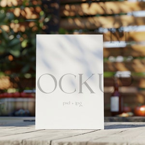 Weißes Grußkarten-Modell, Grillkarten-Mockup, 5x7-Kartenmodell, rustikales Kartenmodell, Geburtstagskarten-Modell, Outdoor-Kartenmodell PSD