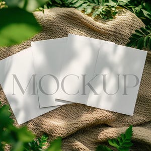 Mockup di set di giochi per la doccia, mockup di biglietti di compleanno, mockup di set di biglietti verde foresta, mockup di biglietti 5x7, mockup di biglietti di auguri, mockup di biglietti da gioco CP2