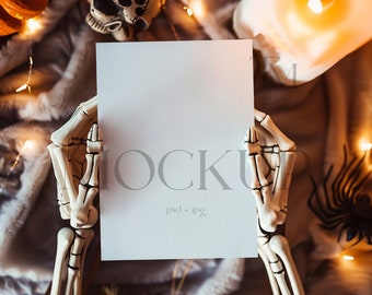 Läskigt födelsedagskort 5x7 mockup, Halloween-inbjudningsdisplay (PSD, JPG)