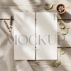 Maqueta de menú doble neutra de 4x9, dos tarjetas de boda en formato PSD, presentación minimalista del programa de mesa, archivo de maqueta de doble cara de Photopea
