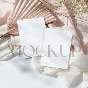 Stijl dubbele kaarten 5 x 7 mockup, dubbele uitnodigingsmockup, boho-uitnodigingsmockup, platliggend mockup Psd, dubbel kaartmodel, twee kaarten