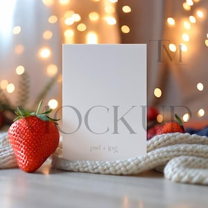 Erdbeere 5x7 Kartenmockup, helles Einladungsmodell, Geburtstagsparty-Mockup, 5x7 Babyparty-Mockup, Beere Einladungskarten-Mockup, Einzelkarten-Mockup