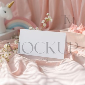 Maqueta de tarjeta de nombre, maqueta de tarjeta rosa de 3,5 x 2 pulgadas, maqueta de tarjeta doblada para baby shower, maqueta de etiqueta de comida para cumpleaños de niña, maqueta de tarjeta de lugar en formato PSD