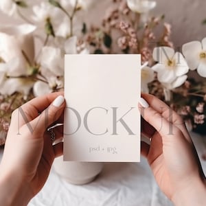 Karte in der Hand Mockup, elegantes Karten-Mockup, leere Karte halten Mockup, Einladung Mockup, stationäres Mockup, Grußkarten-Mockup mit den Händen