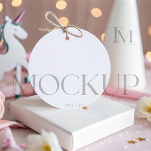 Mockup di etichetta rotonda di ringraziamento, mockup di etichetta femminile PSD, mockup di etichetta per bomboniera nuziale, mockup di etichetta per regali di nozze, mockup di regalo di compleanno unicorno