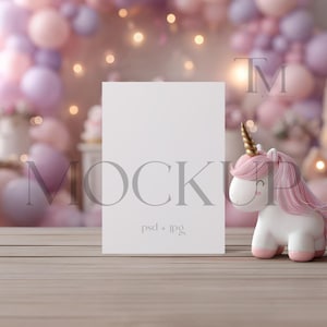 Maqueta de invitación de 5x7 (PSD), maqueta de invitación de cumpleaños de niña, maqueta de tarjeta de 5x7 con globos rosas, maqueta de tarjeta infantil, maqueta de tarjeta de fiesta de unicornio