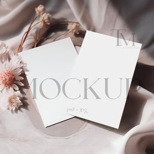 Dubbele kaart Mockup 5 x 7 neutrale kaart Mockup Twee minimalistische boho-uitnodigingskaarten Mock-up trouwkaarten Mockup wenskaart Mockup PSD Mockup