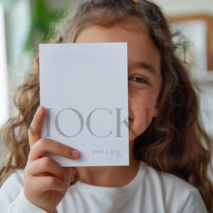 Kinder Geburtstagskarte Mockup, 5x7 Karte in Händen Mockup, Kinder Party Einladung Mockup, Hände halten Karte Mockup, PSD Kinder laden Karten Mockup ein