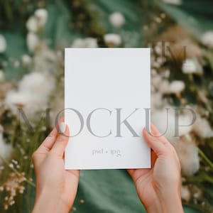 Karte in der Hand Mockup, 5x7 Karten Mockup, Weiße Karte Mockup, Hochzeit Mockup stationär, Einladung Mockup, sauberes feminines Mockup, PSD Smart