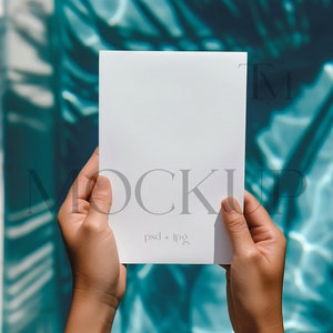 Kaart in Hand Mockup 5 x 7 kaart Mockup Zomeruitnodiging Mockup Witte Lege Kaart Mock-up Wenskaart Mockup In Handen PSD Mockup Digitaal