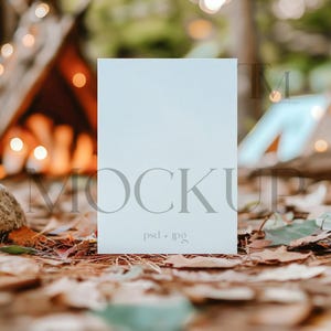 Mockup di biglietto d'invito alla foresta, mockup di biglietto di compleanno 5x7, sfondo del prodotto da campeggio, mockup di biglietto di auguri PSD, mockup di biglietto per baby shower CP2