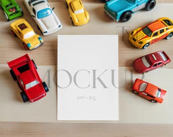Maquette d'invitation d'enfants, maquette d'invitation de voiture, maquette d'invitation de garçon 5 x 7, Maquette de carte de bébé, maquette de carte d'anniversaire d'enfant, maquette PSD de carte de voeux