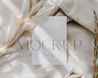 Minimalistisches 5x7 Kartenmockup – Neutrale Grußkarte (Photoshop PSD)