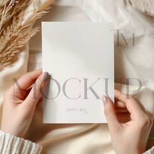 Cartão de casamento Mockup 5x7 Cartão Mockup Boho Bege Convite Mockup Branco Cartão em branco Mockup Cartão de felicitações Mockup em mãos PSD Mockup Digital