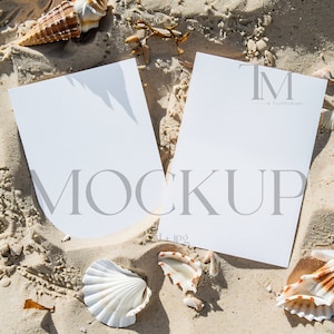 Dubbel 5 x 7 uitnodigingsmodel bruiloft uitnodigingsmodel modern 5 x 7 kaartmodel PSD slim object twee minimalistische boho-uitnodigingskaarten mock-up