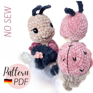Könnte beinhalten: Zwei gehäkelte Insekten-Spielzeuge. Eines ist hellbraun mit dunkelblauen Antennen und einem dunkelblauen und rosa Körper. Das andere ist rosa mit dunkelblauen Antennen und einem grauen Sockel. Der Text "NO SEW" befindet sich auf der linken Seite des Bildes. Der Text "Pattern PDF" befindet sich in einem rosa Kreis.