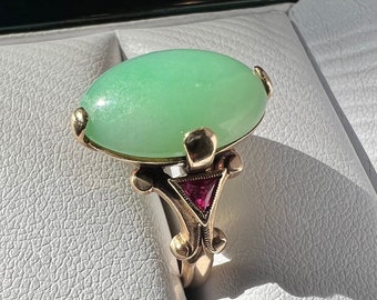 Vivid Vintage Estate Ring Featuring Apple Green Jadeite Set in 14k Yellow Gold sz 4 3/4 wt: 4.9g