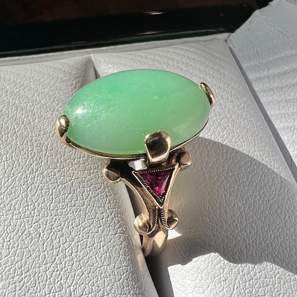 Vivid Vintage Estate Apple Green Jadeite Set in 14k Yellow Gold sz 4 3/4 wt: 4.9g