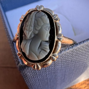 Lovely Antique Cameo on Onyx Ring set in 10k White Gold sz 6.5 wt 2.6g