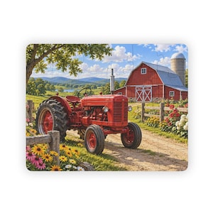 Può includere: Un puzzle che raffigura un trattore d'epoca rosso brillante parcheggiato su un sentiero sterrato davanti a un fienile rosso e un alto silo. La scena include una staccionata in legno, fiori selvatici colorati, colline verdi e cielo azzurro.