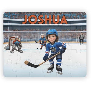 Puede incluir: Un rompecabezas personalizado de hockey con el nombre "Joshua" impreso en la parte superior. El rompecabezas presenta una imagen de dibujos animados de un niño con un uniforme de hockey azul sosteniendo un palo de hockey, junto con otros jugadores de hockey en el hielo.