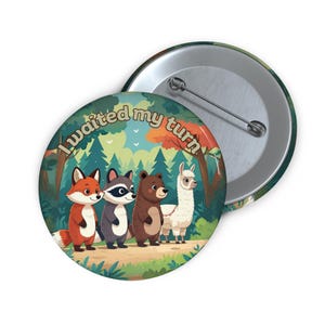 以下が含まれることがあります： 森を背景に、キツネ、アライグマ、クマ、ラマの漫画イラストが描かれた丸いボタン。テキスト「I waited my turn」が表示されています。ボタンの直径は約5.7cmです。