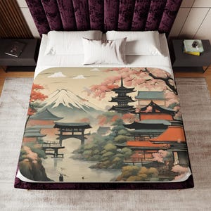 Könnte beinhalten: Ein Aquarellbild einer japanischen Landschaft mit einem Berg, Kirschblüten und traditionellen Gebäuden. Die Szene ist in sanften, gedeckten Farben gemalt, wobei der Fokus auf den Details der Architektur und der Natur liegt.