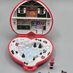 1980&#39;s Vintage Bluebird Polly Pocket Christmas musical Compact almost complete