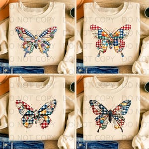 Può includere: Quattro felpe color crema con un design a farfalla. Ogni farfalla ha un motivo patchwork unico in vari colori, tra cui rosso, blu e giallo. Le felpe sono esposte su una superficie piana.
