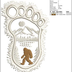 Puede incluir: Diseño bordado de una gran huella con un paisaje detallado en el interior. La escena incluye montañas, árboles, un sol y una figura marrón de Bigfoot. El diseño mide 6,38 cm de alto y 4,22 cm de ancho.