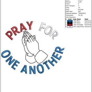 Op de afbeelding: Een borduurontwerp met de tekst "PRAY FOR ONE ANOTHER" in rood, wit en blauw. Het ontwerp toont gevouwen handen in gebed. Het ontwerp is 6,2 cm hoog en 7,4 cm breed.