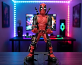 Suporte para Controle Herói Mercenário Vermelho – Suporte para Celular, Gamepad e Fone de Ouvido, Decoração para Mesa de Gamer, Presente Gamer em Estilo Quadrinhos