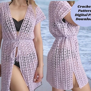 Puede incluir: Un cubrecuerpo de ganchillo lila claro con cuello en V y mangas cortas. El cubrecuerpo tiene un lazo en la cintura y una abertura en la parte delantera. El texto en la imagen dice "Crochet Pattern Digital PDF Download".