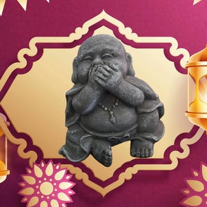 Puede incluir: Una estatua de piedra gris de un Buda sonriente con las manos sobre la boca. La estatua está sentada sobre un fondo dorado con un borde decorativo.