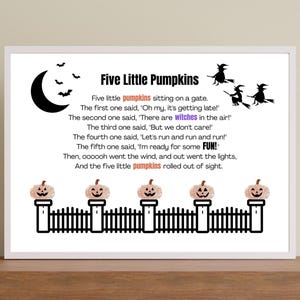 Puede incluir: Impresión enmarcada con temática de Halloween con el poema "Five Little Pumpkins". La obra de arte incluye una luna creciente negra, murciélagos, brujas y cinco calabazas sonrientes sobre una valla. El texto del poema es en negro.
