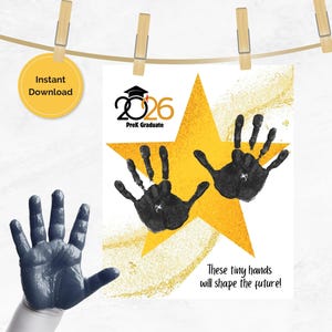 Peut inclure: Annonce de remise de diplôme de maternelle avec une étoile dorée et des empreintes de mains noires. Le texte indique "2026 PreK Graduate" et "Ces petites mains façonneront l'avenir !" Un cercle jaune dit "Téléchargement instantané".