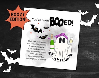 Könnte beinhalten: Eine Halloween-Karte mit einem Cartoon-Geist, der eine Champagnerflasche und ein Glas hält. Die Karte lautet "You've been BOOED!" mit Text über das Teilen von "BOOze" mit Freunden. Ein rot-oranges "BOOZY EDITION!"-Logo befindet sich in der Ecke.