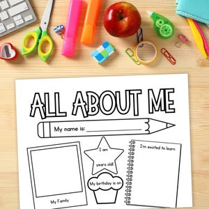 Puede incluir: Una hoja de trabajo blanca "All About Me" con secciones para completar, incluyendo "My name is", "My Family" y "I'm excited to learn". La hoja de trabajo est&aacute; rodeada de &uacute;tiles escolares como tijeras, l&aacute;pices y una manzana roja.