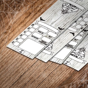 Puede incluir: Hojas de personaje apiladas con fondo de vetas de madera. Cada hoja presenta una ilustración de mago, casillas para estadísticas y las palabras "Iniciativa" y "Percepción Pasiva". Murciélagos negros dispersos.
