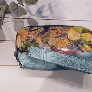 Cartera con cremallera y estampado de mariposas