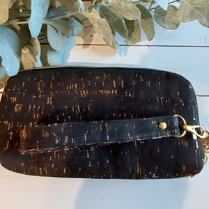 Cartera de muñeca con cremallera completa de corcho negro y dorado